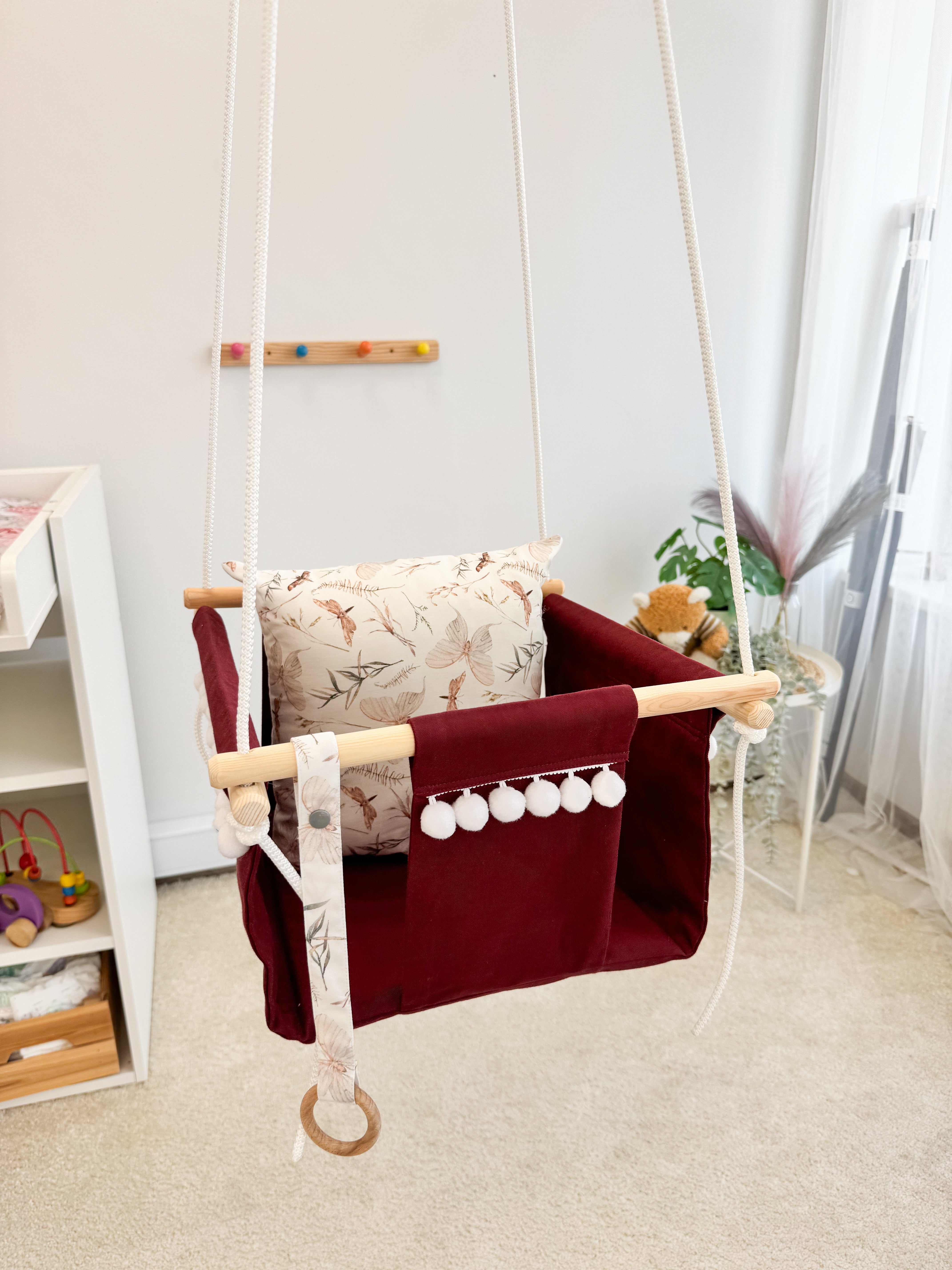 Bordo sarkanas klasiskās šūpoles "Tauriņi"