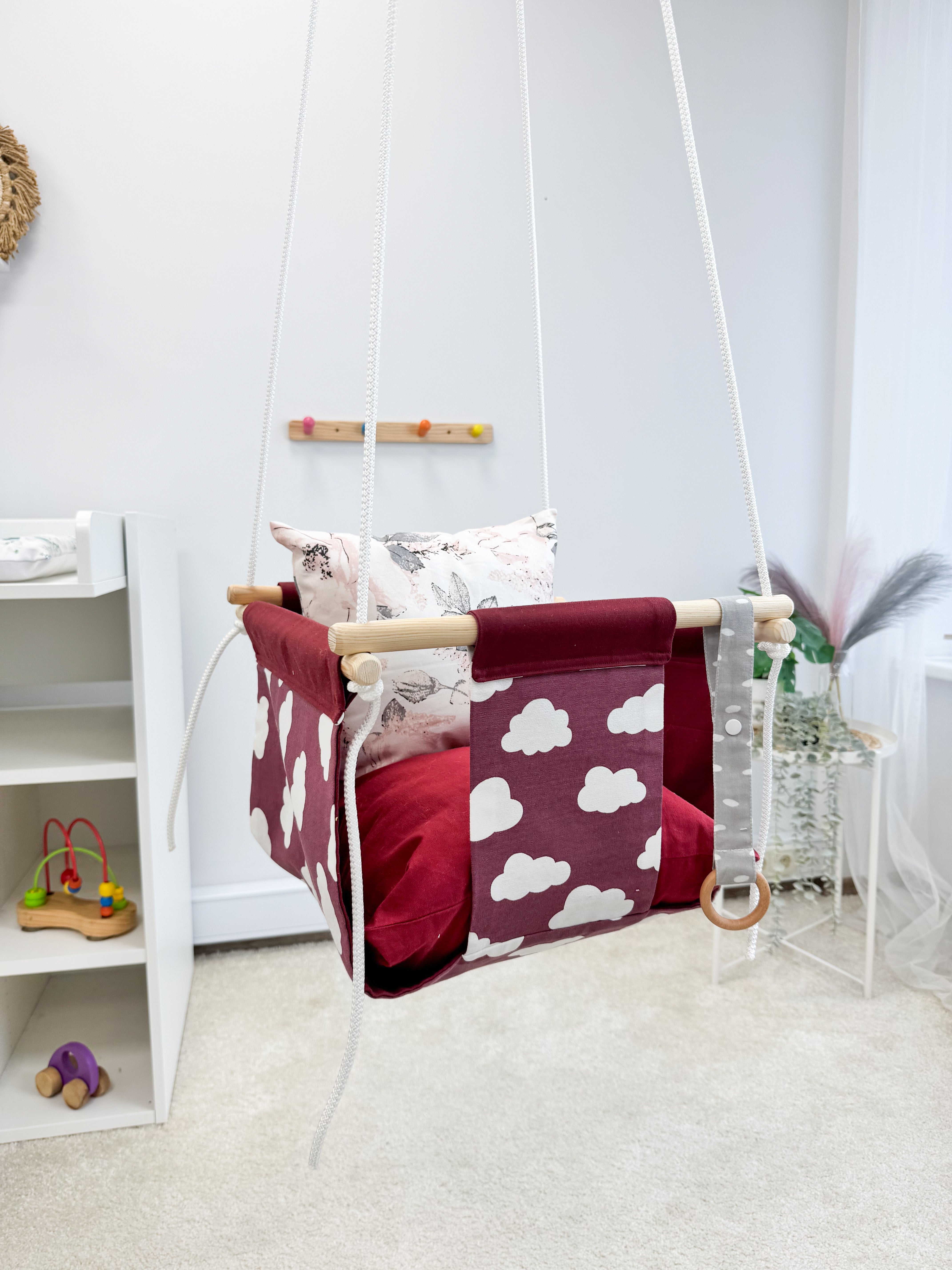Bordo sarkanas klasiskās šūpoles ar 2 spilveniem "Mākoņi"