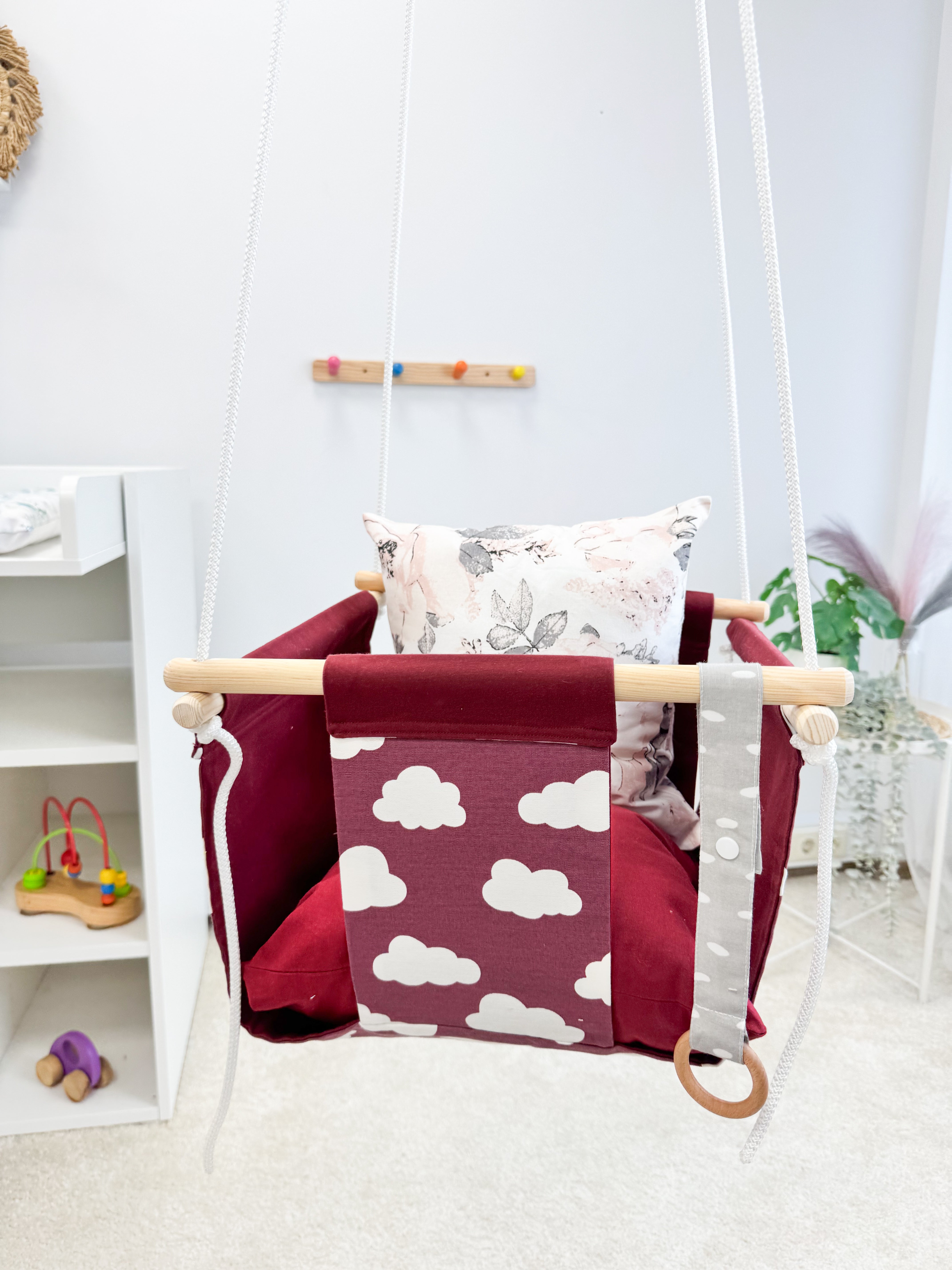 Bordo sarkanas klasiskās šūpoles ar 2 spilveniem "Mākoņi"