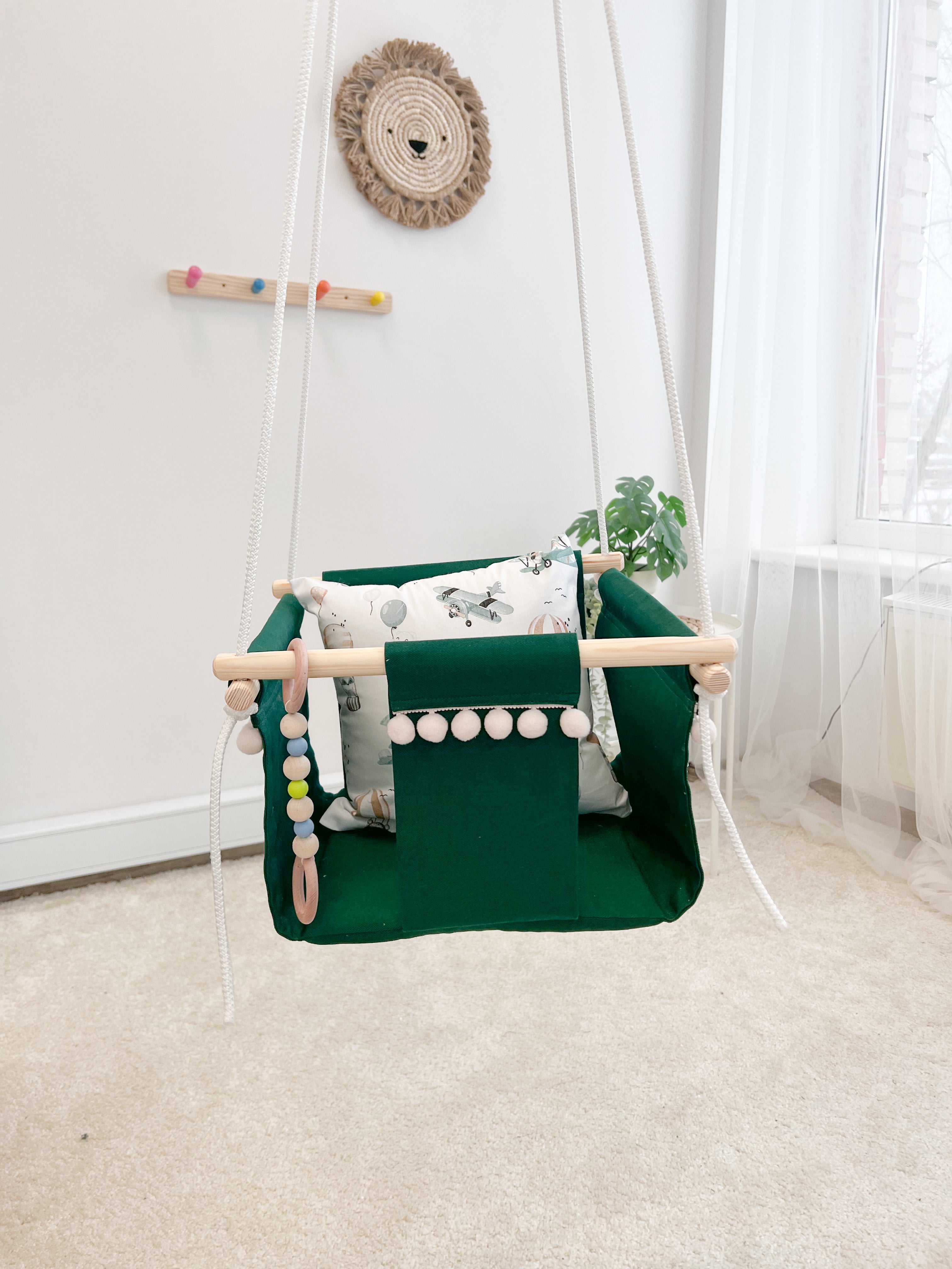 Tumši zaļas klasiskās šūpoles "Lidmašīna"