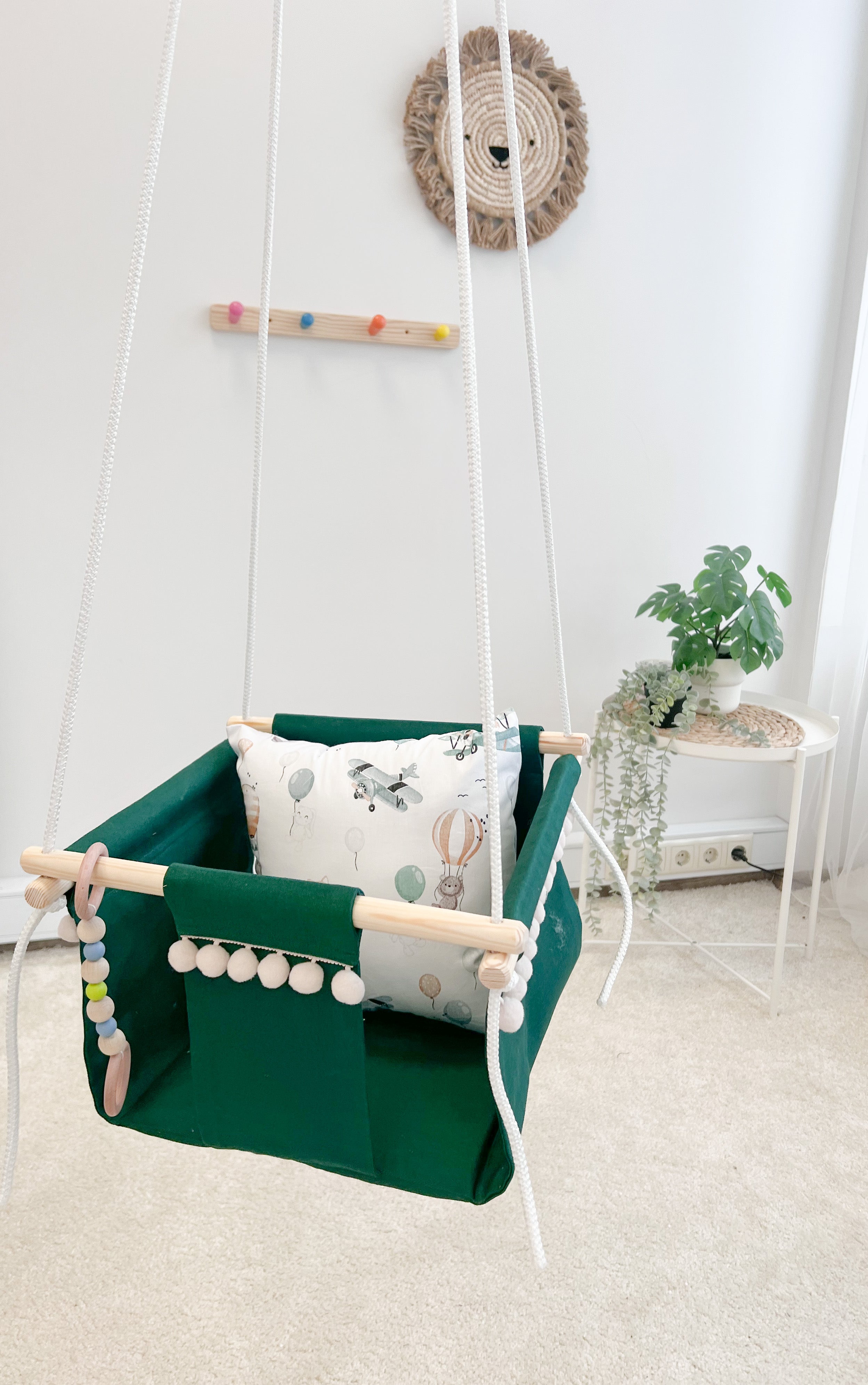 Tumši zaļas klasiskās šūpoles "Lidmašīna"