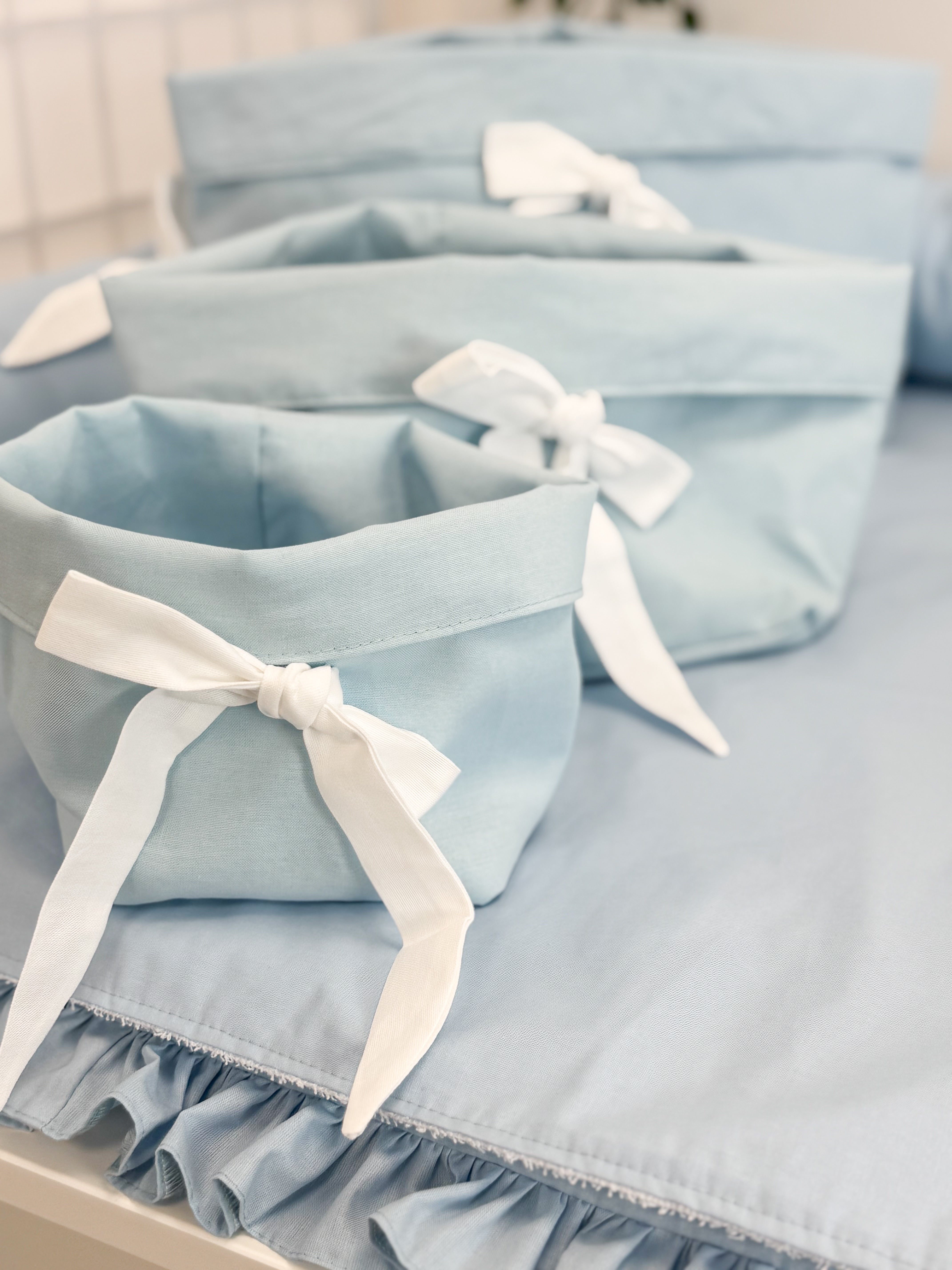 Kokvilnas pārtinamā virsma - gaiši zila ar volānu