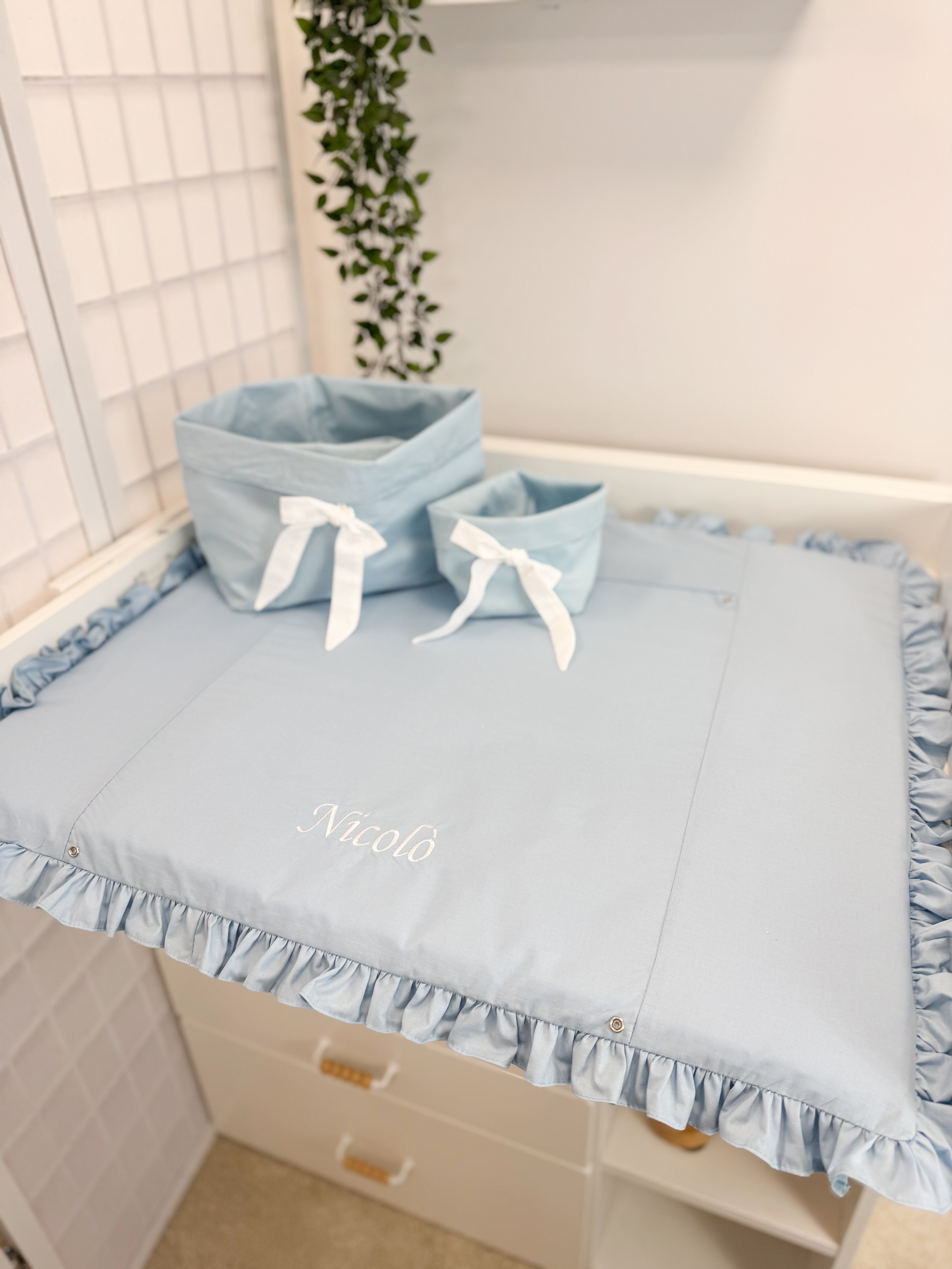 Kokvilnas pārtinamā virsma - gaiši zila ar volānu