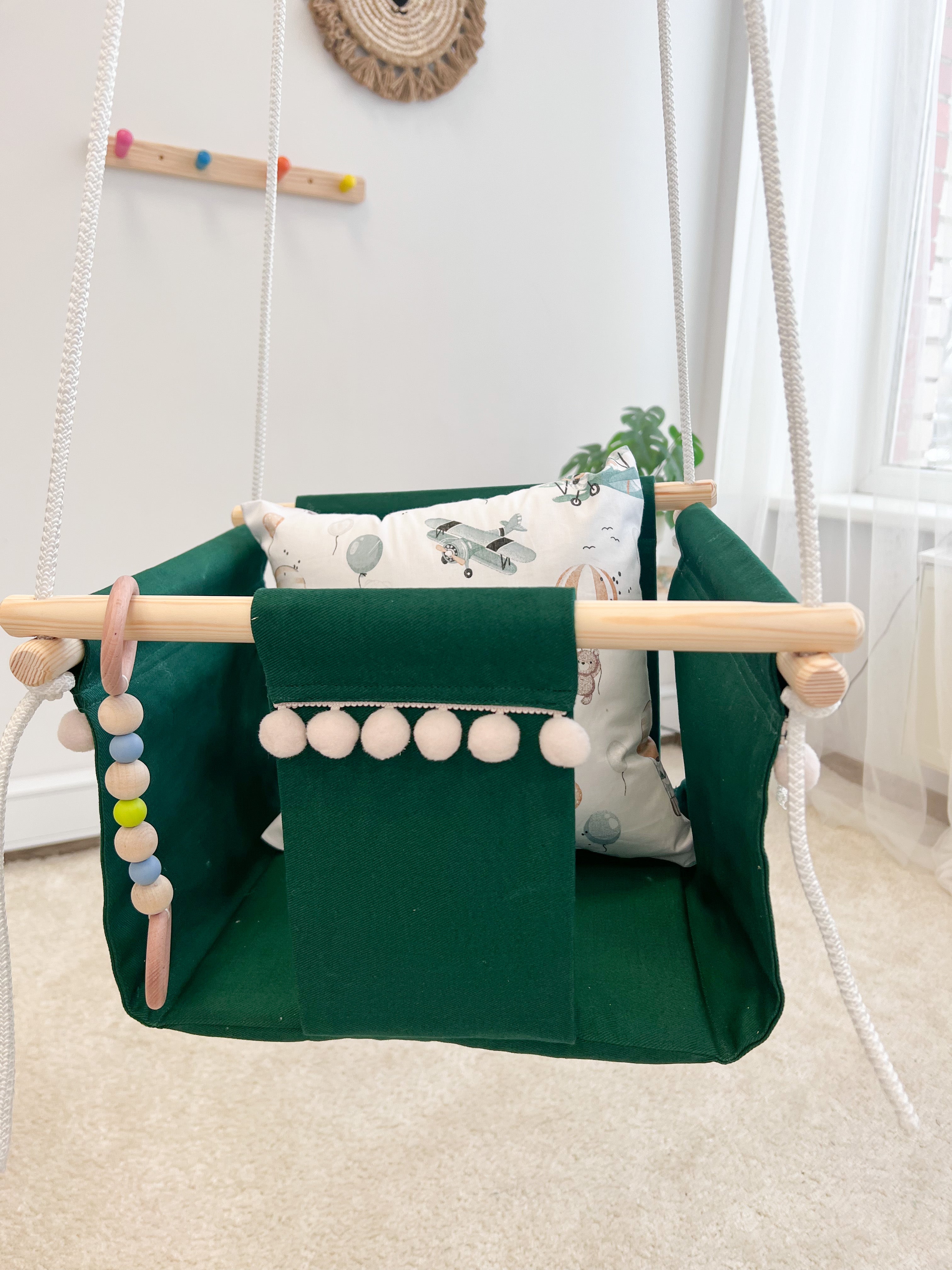 Tumši zaļas klasiskās šūpoles "Lidmašīna" 